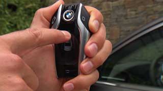 BMW 7 Series - Điều khiển đậu xe từ xa