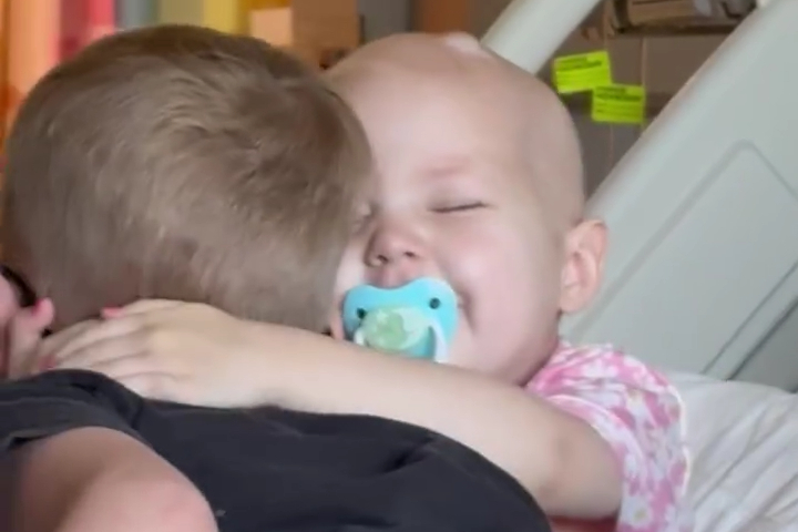 Anh Trai Gặp Lại Em Gái Nhỏ Trong Bệnh Viện