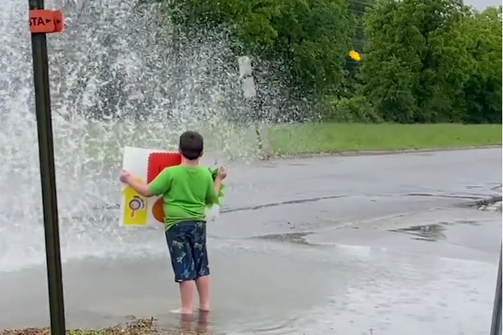 Cậu Bé Biến Ngày Mưa Thành Công Viên Nước