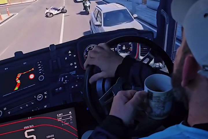 Ai Cấp Bằng Lái Cho Anh Này Vậy?!