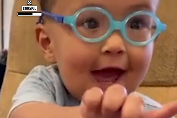 Cậu Bé Vươn Tay Như Thể Lần Đầu Nhìn Thấy Cả Thế Giới