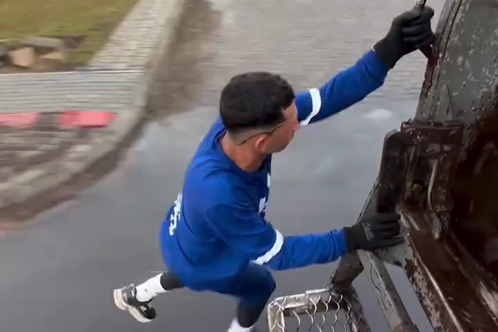 Công Nhân Xe Rác Đẳng Cấp “Out Trình”