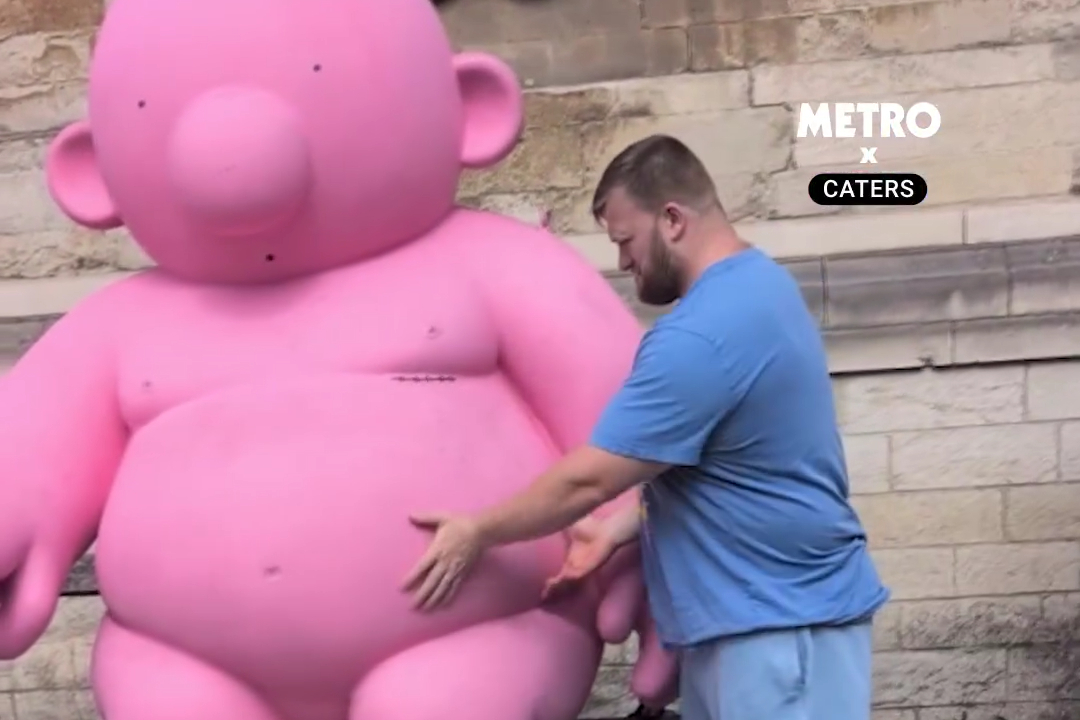 Em Bé Tưởng Bức Tượng Màu Hồng Mập Mạp Là Bố