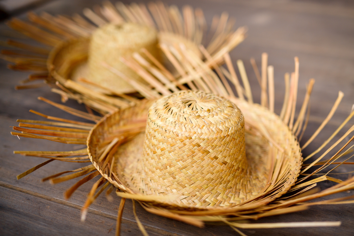 Buy straw hats in winter