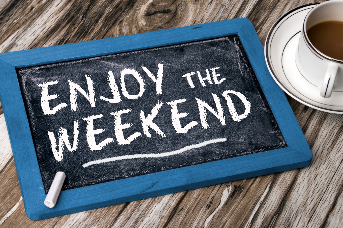 Phân biệt "On the weekend" và "At the weekend"