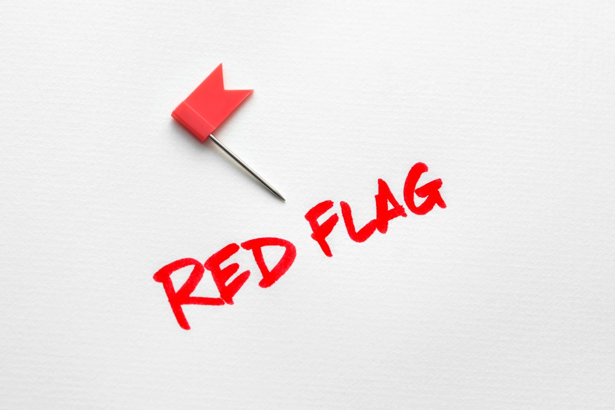 "Red flag" là gì? Cách dùng và ví dụ thực tế