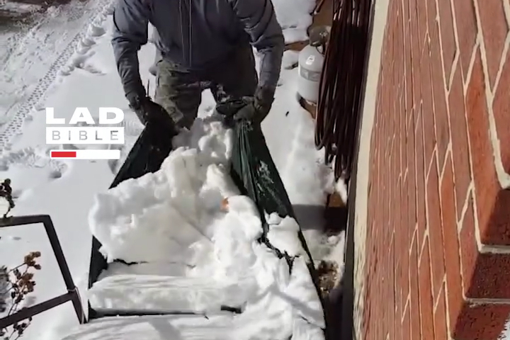 Cách Dọn Tuyết Thông Minh Của Chồng Tôi