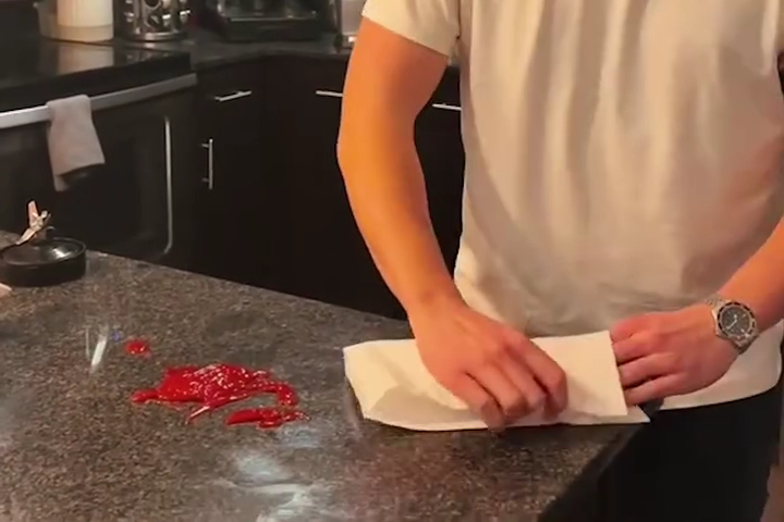 Sự Khác Biệt Giữa Cách Lau Tương Cà Của Hai Anh Chàng