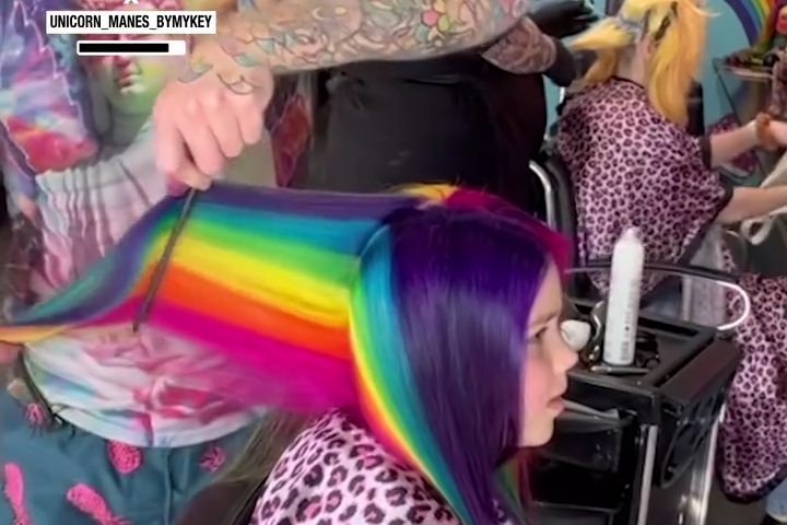 Cô Bé Chơi Nguyên Quả Tóc Cầu Vồng