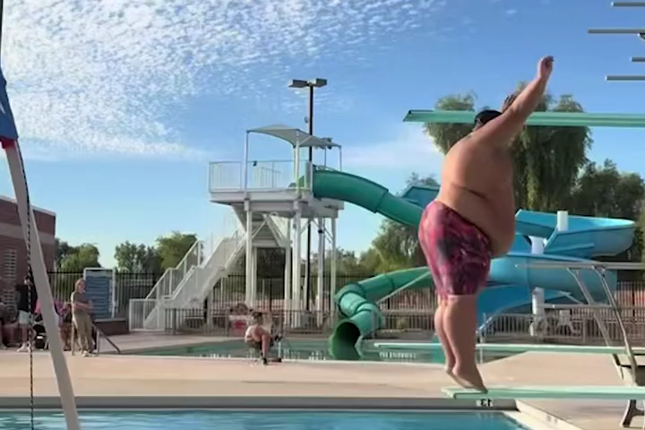 Khiến Mọi Người Trầm Trồ Tại Cuộc Thi Nhảy Cầu Ở Khu Nghỉ Dưỡng