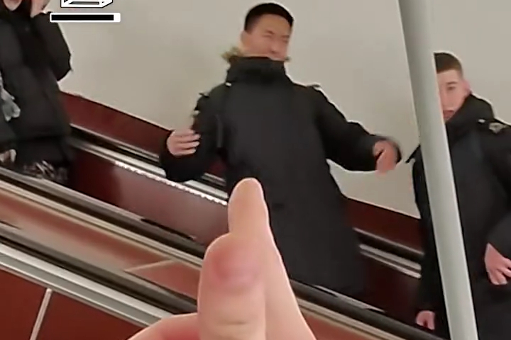 Màn Đấu Súng Bằng Ngón Tay Với Người Lạ Ở Tàu Điện Ngầm