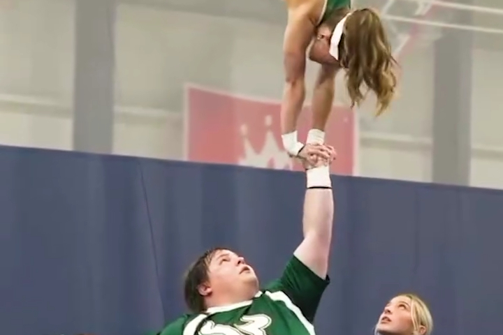 Sức Mạnh Của Anh Ấy Khiến Cả Đám Đông Sững Sờ