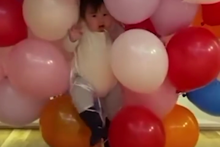 Cần Bao Nhiêu Quả Bóng Bay Để Em Bé Bay Lên?