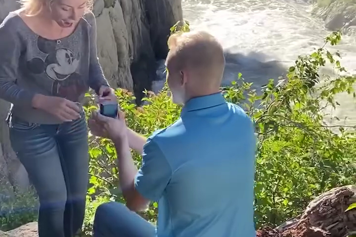 Pha Cầu Hôn Lóng Ngóng Làm Tôi Quê