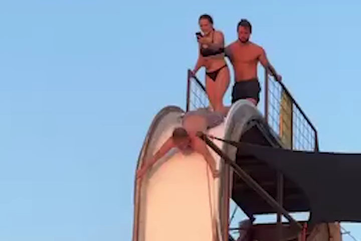 Máng Trượt Nước Đưa Bạn Bay THẲNG Lên Mây