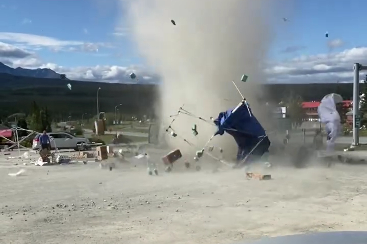 Lốc Xoáy Phá Hủy Quầy Trái Cây