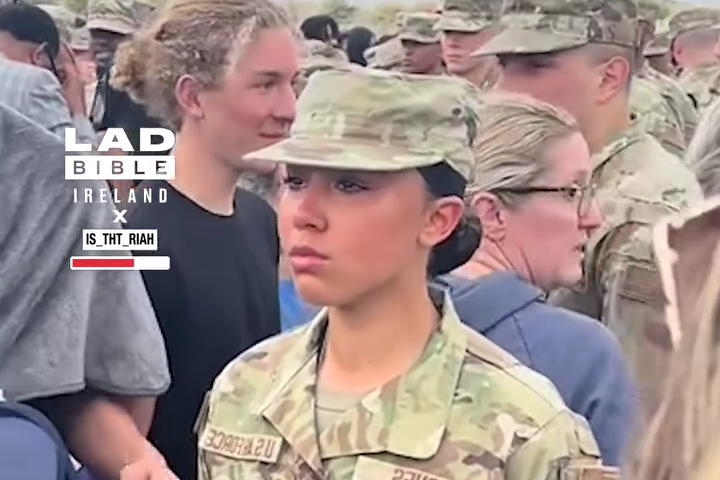 Khoảnh Khắc Xúc Động Của Không Quân Khi Được Người Thân Chạm Vai