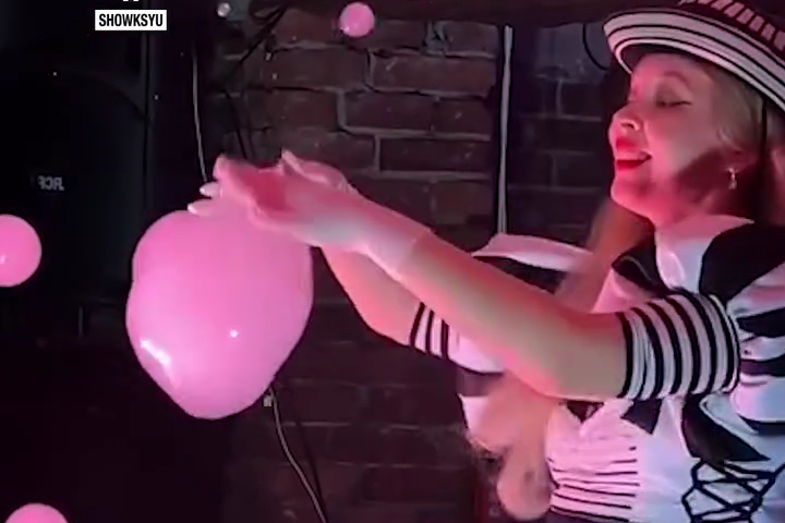 Màn Biểu Diễn Bong Bóng Trực Tiếp Phục Vụ Bữa Tối