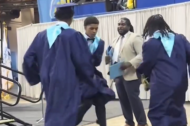 Người Thầy Tự Hào Nhìn Cả Lớp Tốt Nghiệp