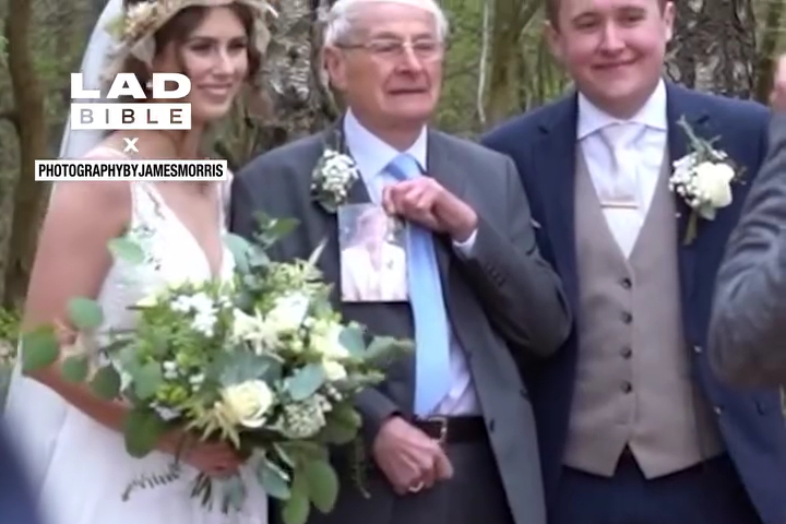 Ông Của Chú Rể Lấy Thứ Này Ra Từ Túi Áo