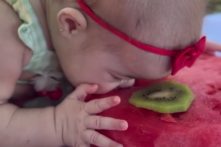 Chiếc “Bánh” Dưa Hấu Đầu Tiên Của Em Bé