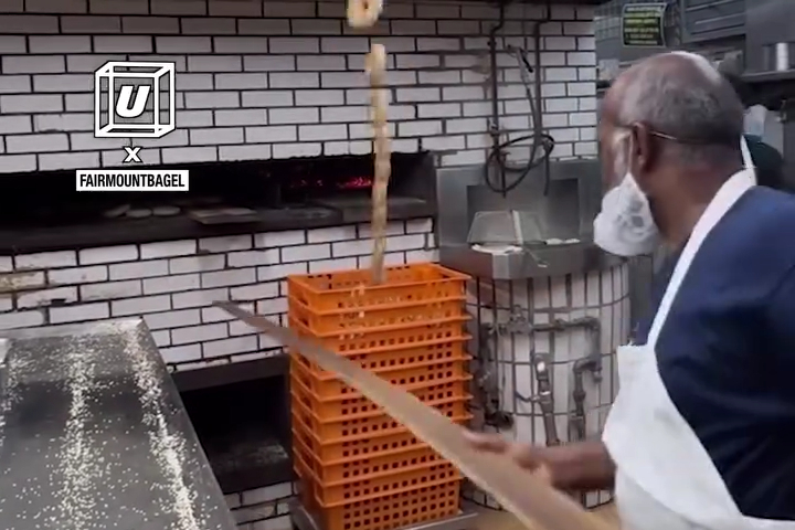 Tiệm Bánh Vòng Gần Nhà Tôi Có Một Mẹo Khá Hay