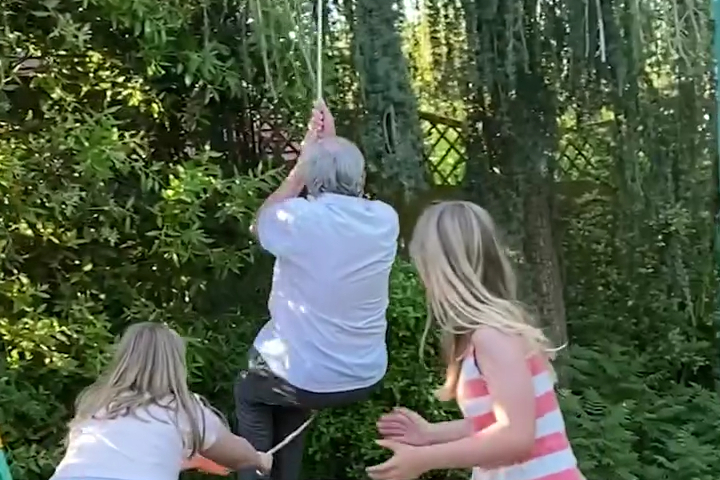 Không Bao Giờ Là Quá Già Để Chơi Zipline Trẻ Em