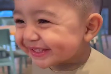 Cậu Bé Cười Với Mọi Cô Gái Đi Ngang Qua