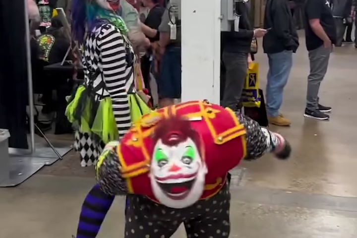 Cosplay Chú Hề Rợn Người