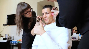 Cristiano Ronaldo làm một cậu bé bất ngờ trên đường phố Madrid