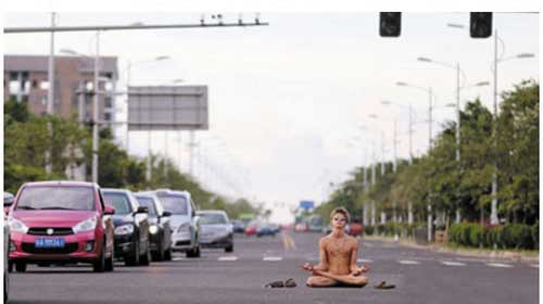 Chàng sinh viên cởi đồ ngồi thiền giữa đường - Student meditates naked in busy road
