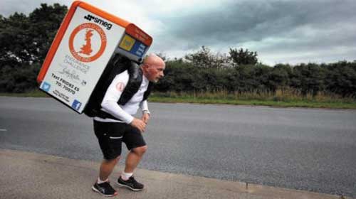 Người đàn ông cõng 1 chiếc tủ lạnh chạy 1009 dặm - Man runs 1,009 miles across Britain while carrying fridge
