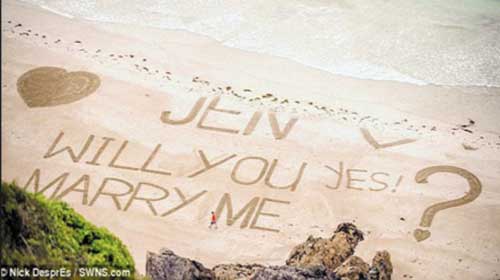 Cầu hôn bạn gái bằng những dòng chữ yêu thương khổng lồ viết trên cát - proposed to his girl with giant love letters in the sand
