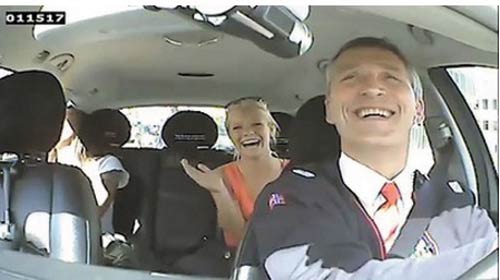 Thủ tướng Na Uy Jens Stoltenberg làm tài xế taxi để thu hút cử tri - Norway's PM Jens Stoltenberg turns taxi driver to woo voters