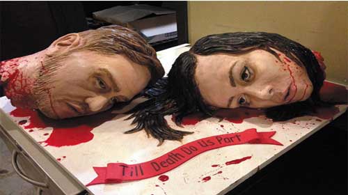 Chiếc bánh 3D mô tả hai vợ chồng bị chặt đầu gây sốc - Severed head wedding cake shocks guests
